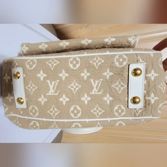 Authentic Louis Vuitton Monogram Blanc Sabbia MM - Picture 7 of 16